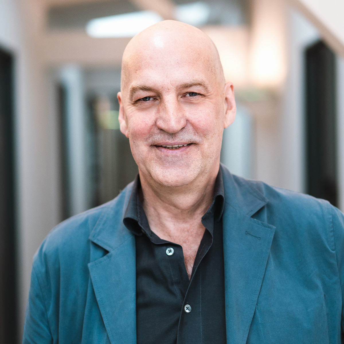 Porträt des Office Managers Tilmann Cramer der SAFIR GmbH